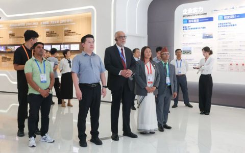 上合组织媒体智库峰会代表团走进宇通，感受“中国智造”活力
