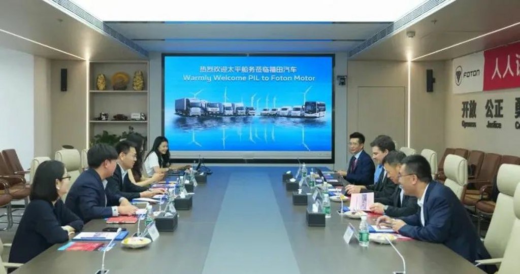 绿色纽带再升级！太平船务高层携"翠城"轮船模访北汽福田