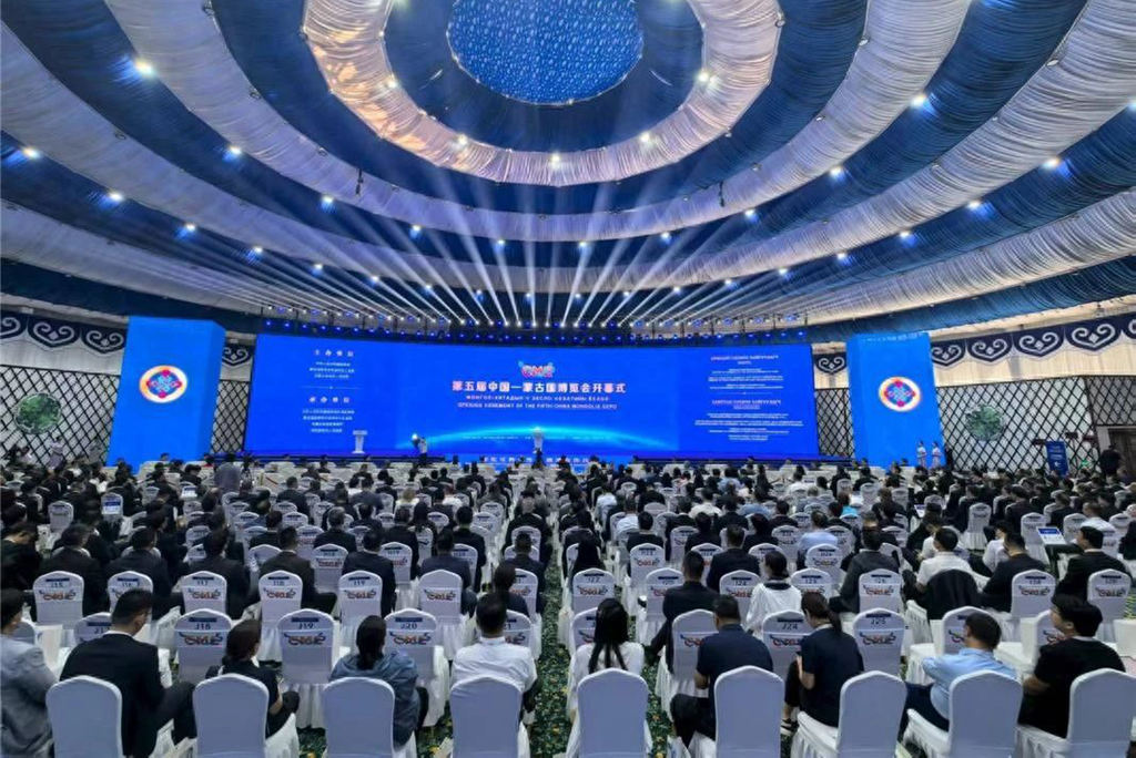Beiben Heavy-Duty Truck Showcases New Energy Products at the 5th China-Mongolia Expo