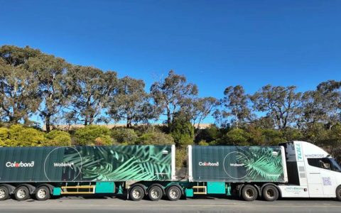 68吨双挂车征服18%极限陡坡！苇渡纯电重卡完成澳洲实测