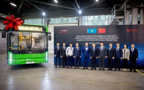 搭载CTC电池底盘一体化技术！哈萨克斯坦首批比亚迪电动大巴下线