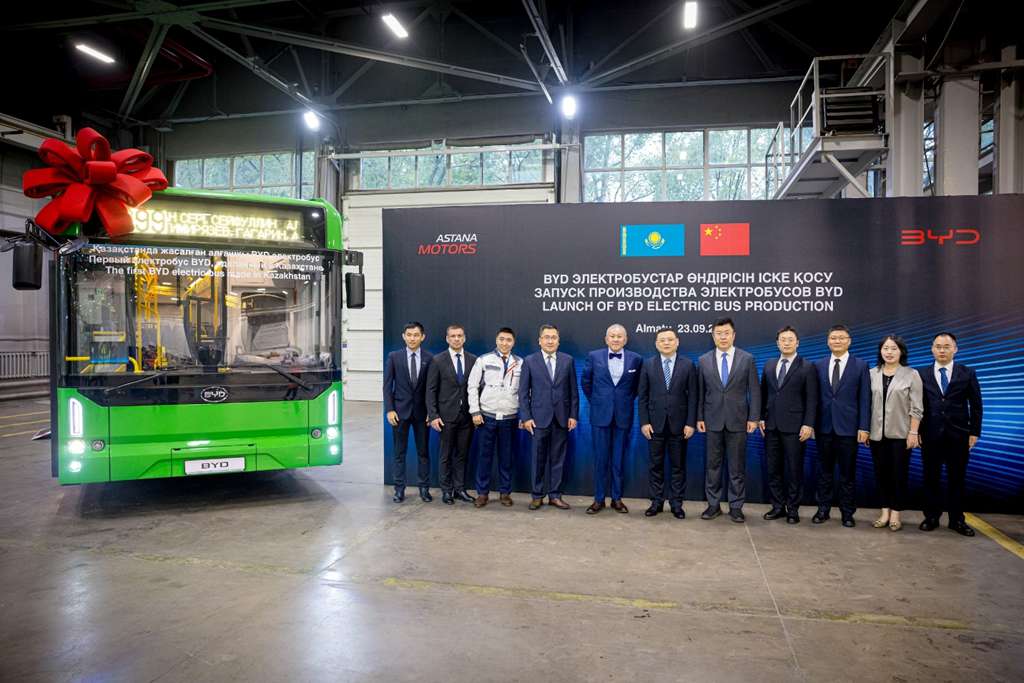 搭载CTC电池底盘一体化技术！哈萨克斯坦首批比亚迪电动大巴下线