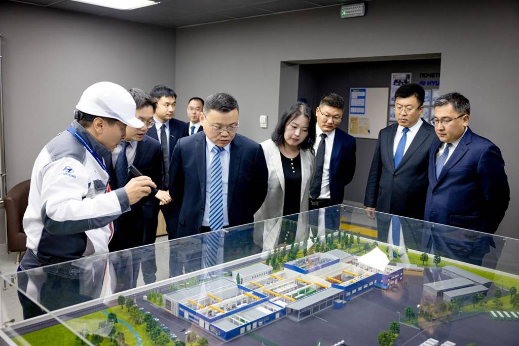 搭载CTC电池底盘一体化技术！哈萨克斯坦首批比亚迪电动大巴下线