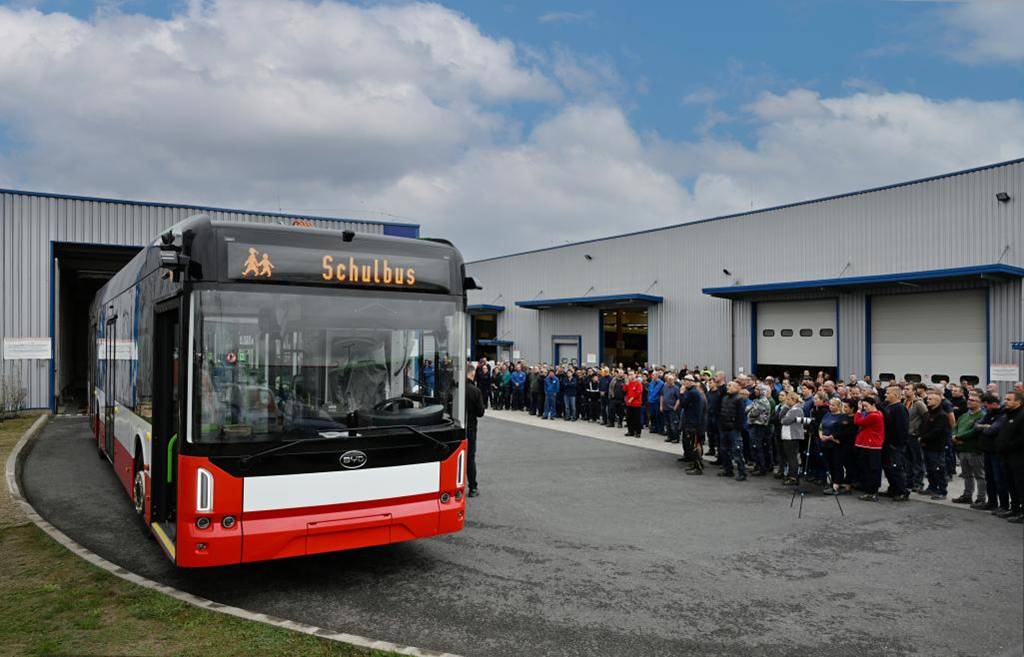 比亚迪匈牙利工厂第1000辆电动大巴下线