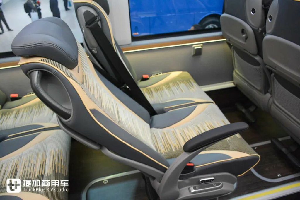 2025Busworld客车展｜力压欧洲豪华大巴，荣获“最佳客车”大奖！宇通T14E纯电动旅游巴士到底强在哪里？