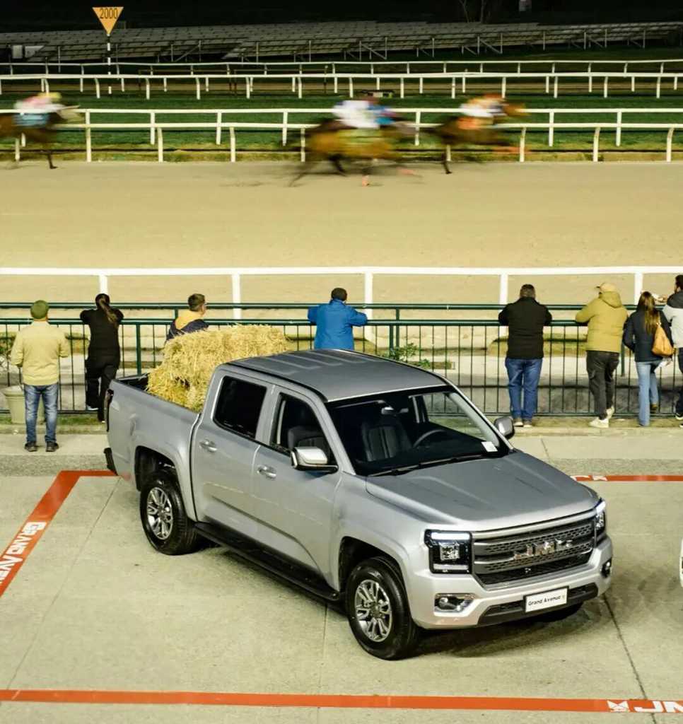 抢镜！江铃大道皮卡亮相乌拉圭马洛尼亚斯赛马场