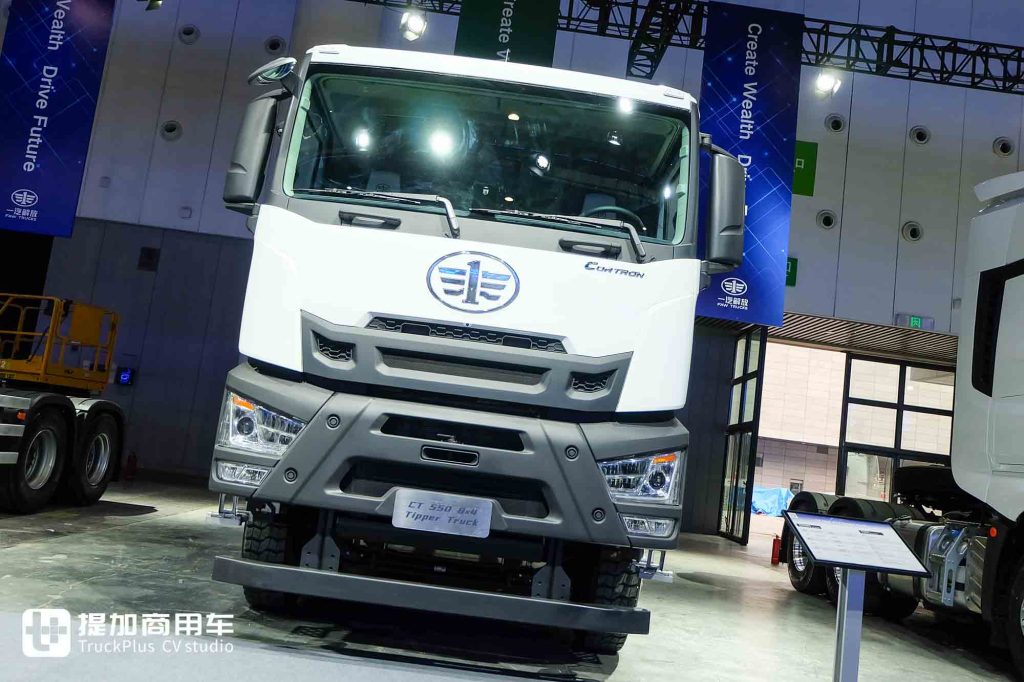 550匹大马力！鼎式外观+舒适内饰，解放出口版CORTRON CT 550自卸车实力几何？