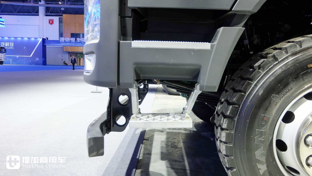 550匹大马力！鼎式外观+舒适内饰，解放出口版CORTRON CT 550自卸车实力几何？