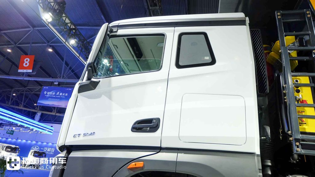 550匹大马力！鼎式外观+舒适内饰，解放出口版CORTRON CT 550自卸车实力几何？