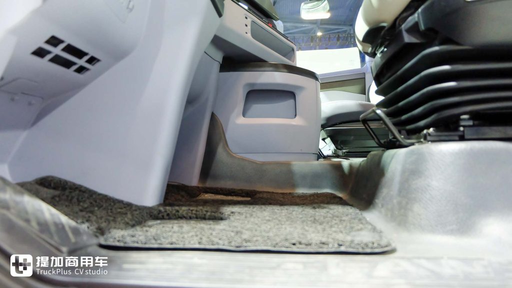 550匹大马力！鼎式外观+舒适内饰，解放出口版CORTRON CT 550自卸车实力几何？