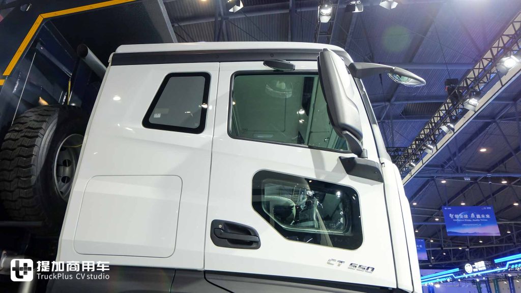 550匹大马力！鼎式外观+舒适内饰，解放出口版CORTRON CT 550自卸车实力几何？