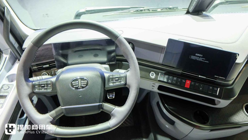 550匹大马力！鼎式外观+舒适内饰，解放出口版CORTRON CT 550自卸车实力几何？