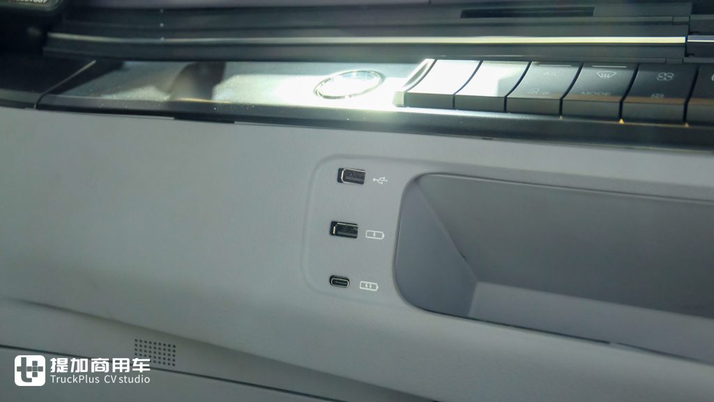 550匹大马力！鼎式外观+舒适内饰，解放出口版CORTRON CT 550自卸车实力几何？