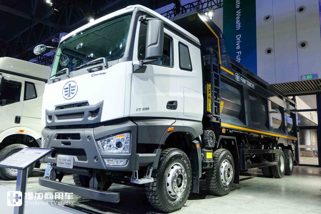 550匹大马力！鼎式外观+舒适内饰，解放出口版CORTRON CT 550自卸车实力几何？
