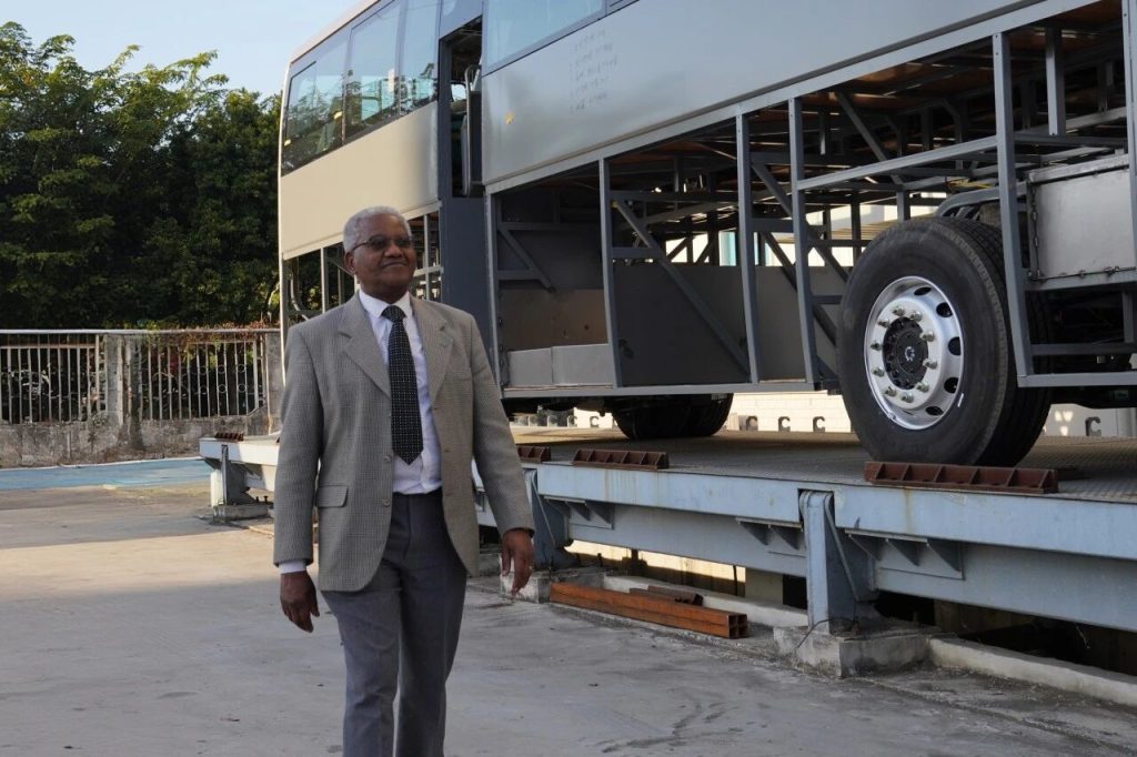 国际专家盛赞金旅客车侧翻试验：“中国制造的安全标准令人惊叹！”