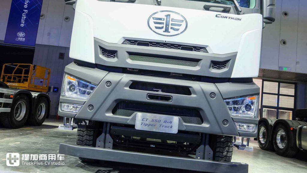 550匹大马力！鼎式外观+舒适内饰，解放出口版CORTRON CT 550自卸车实力几何？