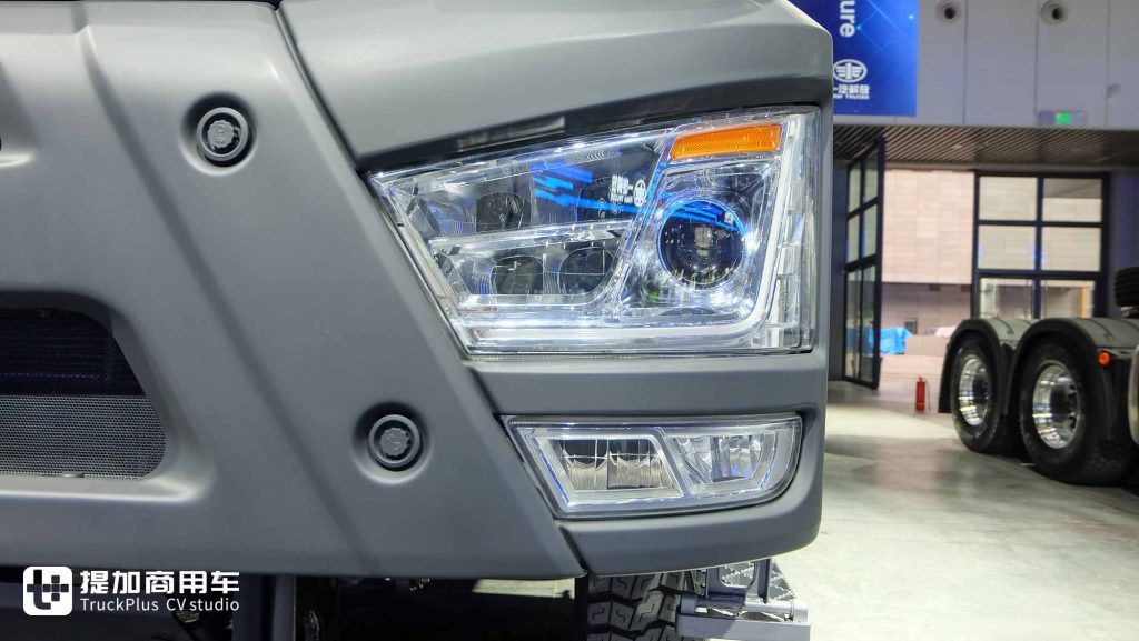 550匹大马力！鼎式外观+舒适内饰，解放出口版CORTRON CT 550自卸车实力几何？