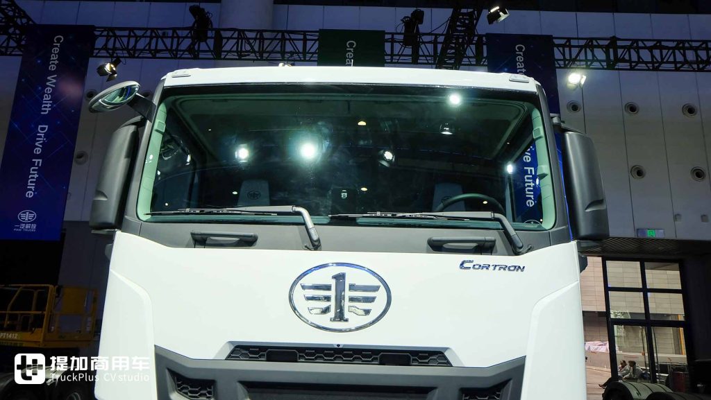 550匹大马力！鼎式外观+舒适内饰，解放出口版CORTRON CT 550自卸车实力几何？