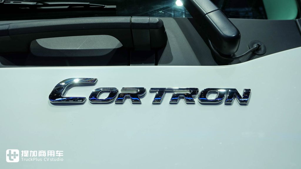 550匹大马力！鼎式外观+舒适内饰，解放出口版CORTRON CT 550自卸车实力几何？