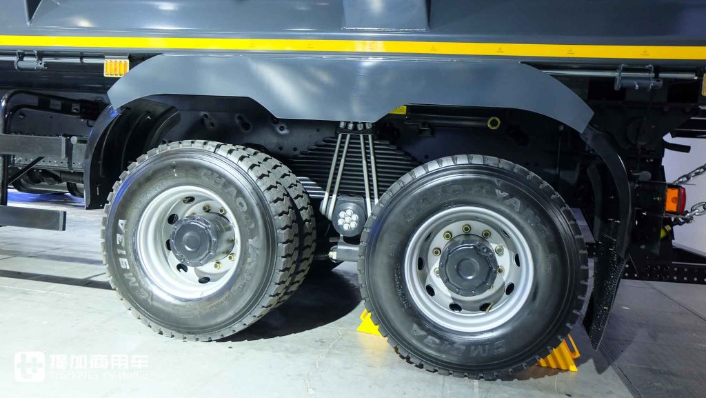 550匹大马力！鼎式外观+舒适内饰，解放出口版CORTRON CT 550自卸车实力几何？