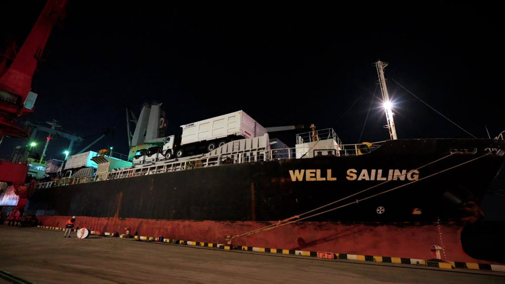 百台徐工纯电动自卸车破浪出海！