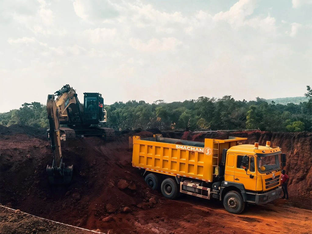 Over 1,000 SHACMAN Trucks Operate at Peak Efficiency, Powering the Full Line Connection of the Trans-Guinean Railway