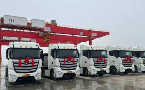 Batch Delivery of AUMAN R Tractor Trucks to Central Asian Port for Container Transport Operations