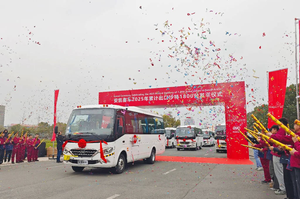 六十载深耕致远，安凯客车驭风出海，驰骋全球！