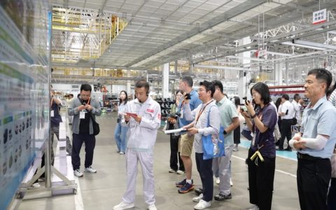 中外媒体走进东风股份襄阳工厂：见证中国智造硬实力