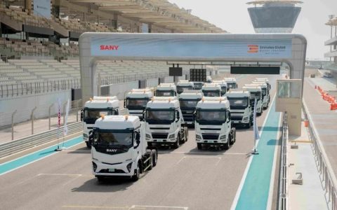 F1赛道见证！110台三一重卡交付中东国家级枢纽港