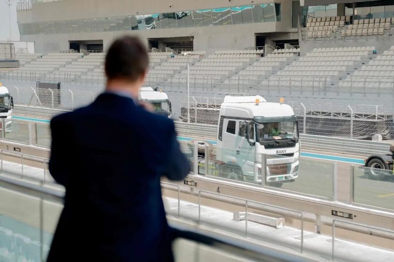 F1赛道见证！110台三一重卡交付中东国家级枢纽港